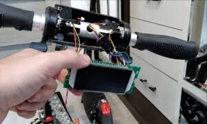 Роз'єм кабелю дисплея Kugoo — перевірка контактів і чистка від корозії