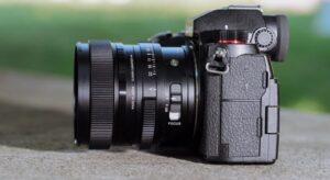 Боковой профиль Sigma 24mm f/2 DG DN на байонете L-mount с переключателем AF/MF и кольцом диафрагмы