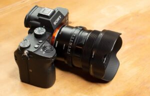 Sigma 24mm f/2 DG DN Contemporary с лепестковой металлической блендой LH656-02 на корпусе Sony Alpha: видна белая гравировка шкалы диафрагм и широкое рифленое кольцо фокусировки