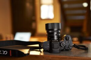 Sigma 45mm f/2.8 DG DN Contemporary с алюминиевой блендой LH577-01 на камере Sony A7R IV